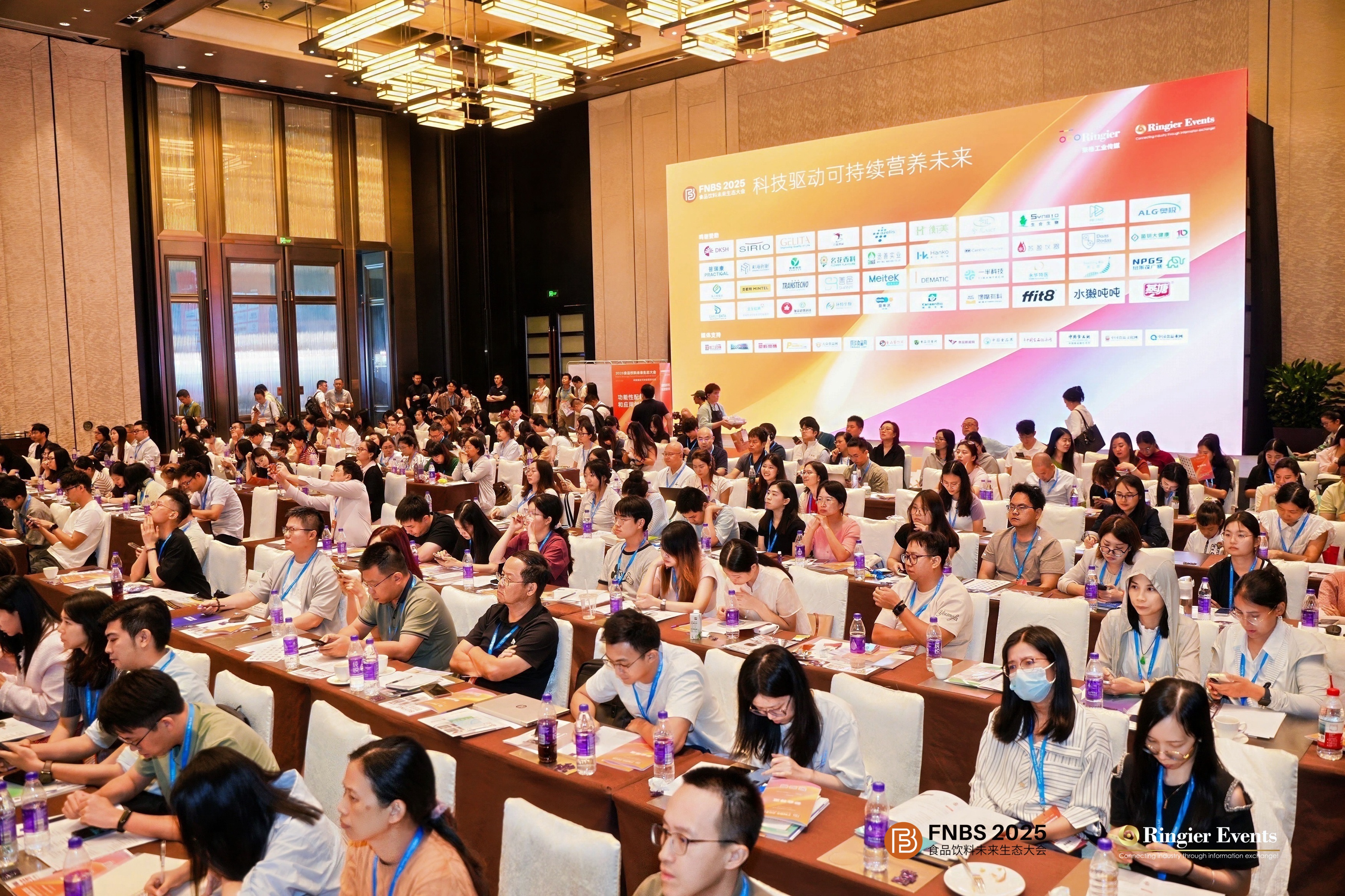 荣格展会现场图2